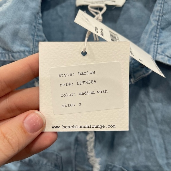 BeachLunchLounge Harlow Denim Shirt Medium Wash Frayed Trim Size Small - Picture 6 of 13